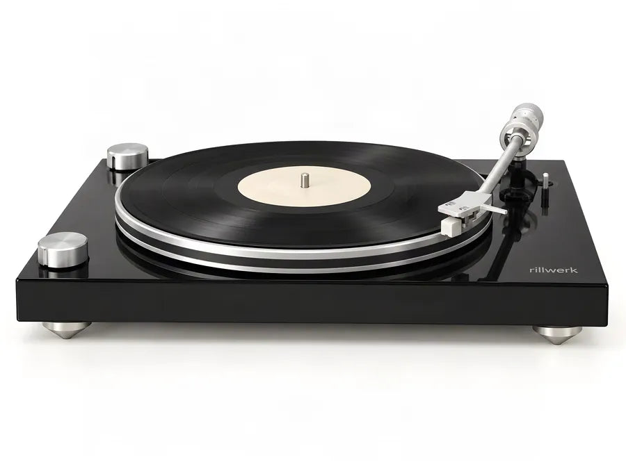 Rillwerk One from the front: piano-black plinth, silver platter, straight tonearm, chrome cone feet